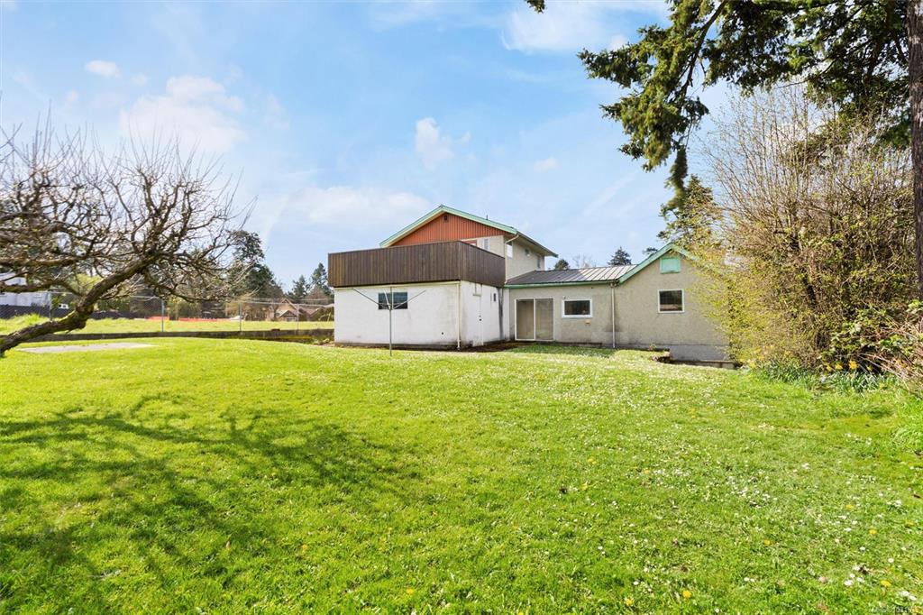 Fifth View of 730 Violet Ave, Saanich, BC, V8Z 2R3