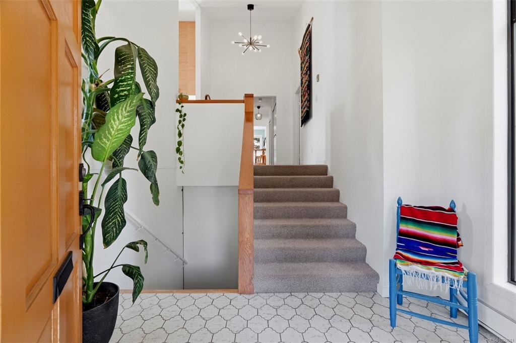 Fourth View of 877 Kindersley Rd, Esquimalt, BC, V9A 4N1