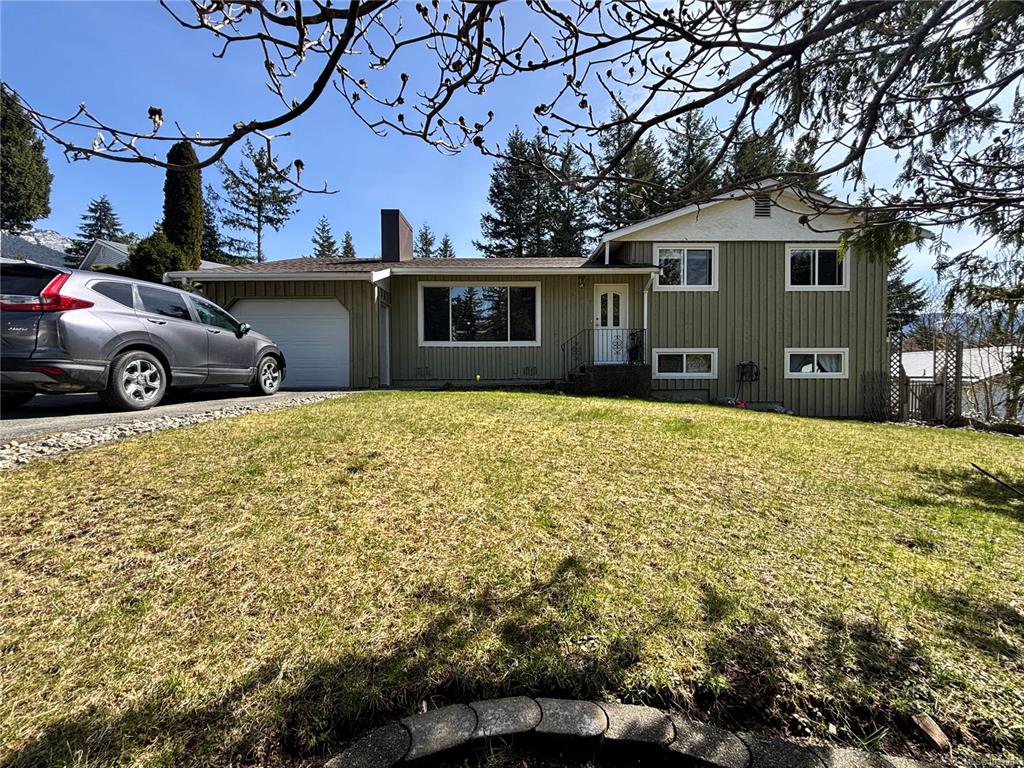 Second View of 445 Chamiss Cres, Gold River, BC, V0P 1G0