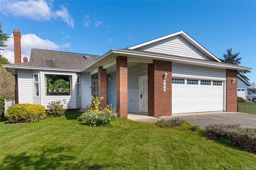 Third View of 994 Meadowview Pl, Saanich, BC, V8Z 7E2