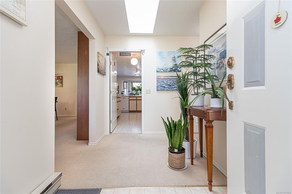 Fourth View of 994 Meadowview Pl, Saanich, BC, V8Z 7E2