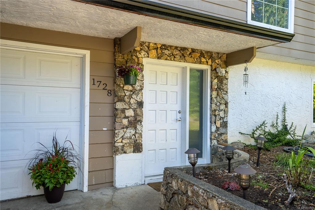 Fifth View of 1728 Robin Hill Dr, Shawnigan Lake, BC, V0R 2W0