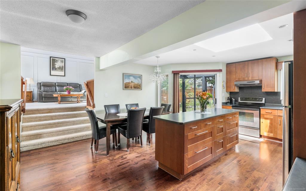 Fourth View of 2324 Cranmore Rd, Oak Bay, BC, V8R 1Z4