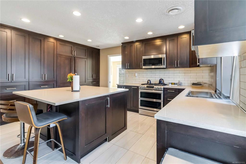 Third View of 886 Lodi Ave, Saanich, BC, V8Z 6R2