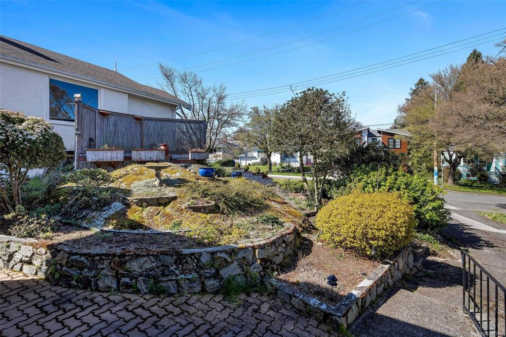 Fifth View of 2555 Victor St, Victoria, BC, V8R 4E1