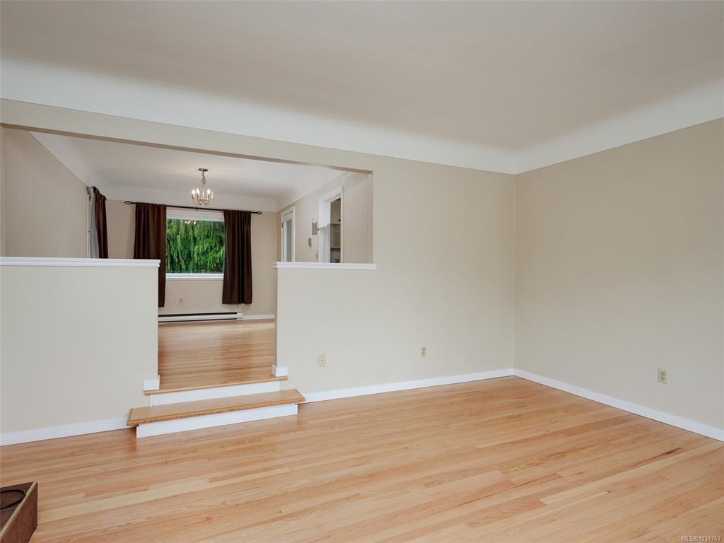 Fifth View of 984 Brighton Cres, Victoria, BC, V8S 2G5