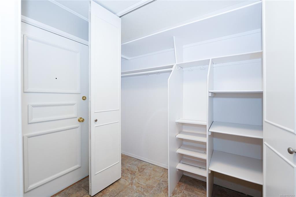 Fifth View of 964 Heywood Ave, Victoria, BC, V8V 2Y5