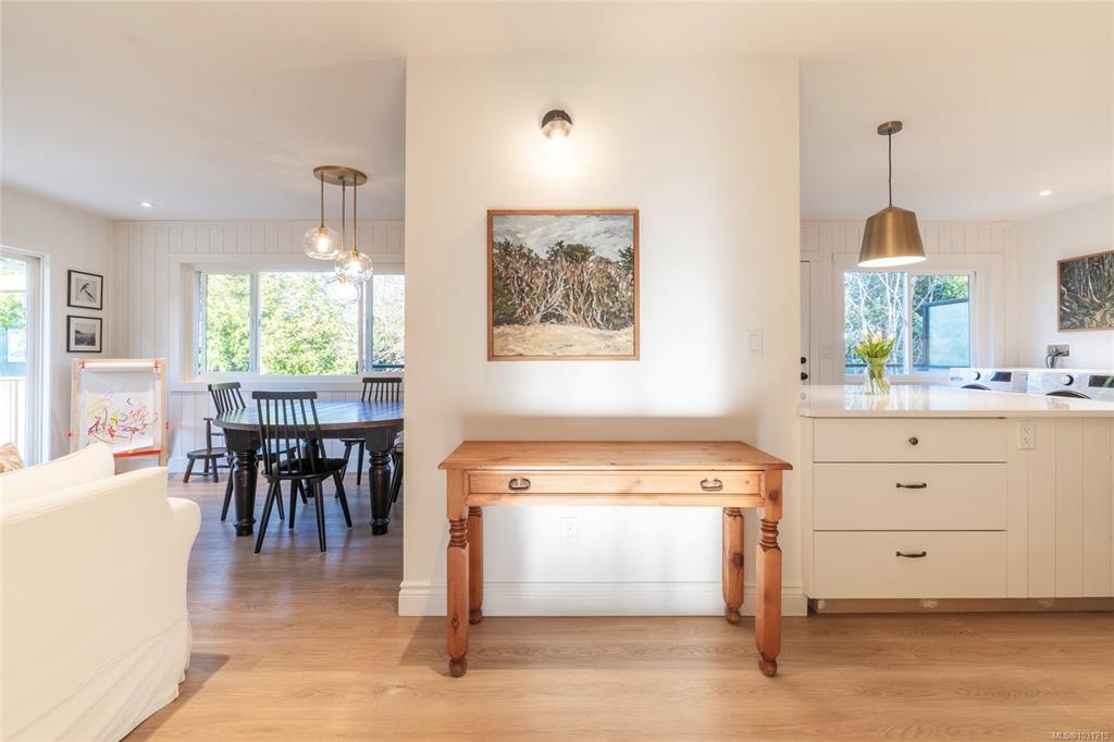 Fourth View of 323 Masters Rd, Victoria, BC, V8S 1C9