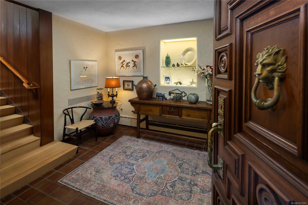 Fifth View of 1996 Ferndale Rd, Saanich, BC, V8N 2Y6