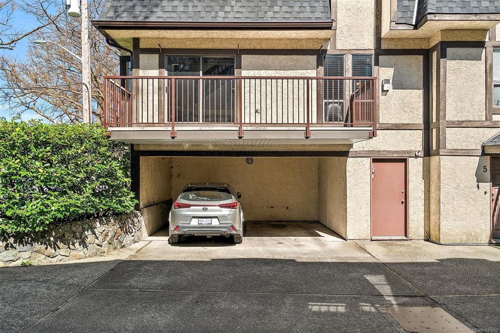 Fourth View of 1464 Fort St, Victoria, BC, V8S 1Z5