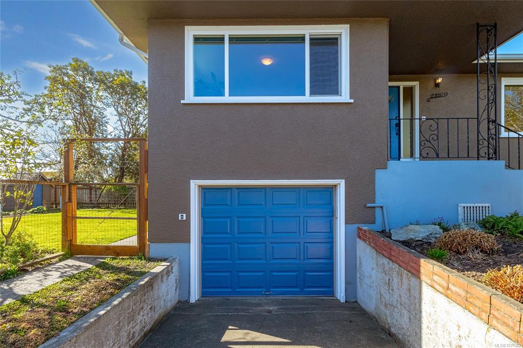 Fifth View of 2201 Kinross Ave, Oak Bay, BC, V8R 2N3