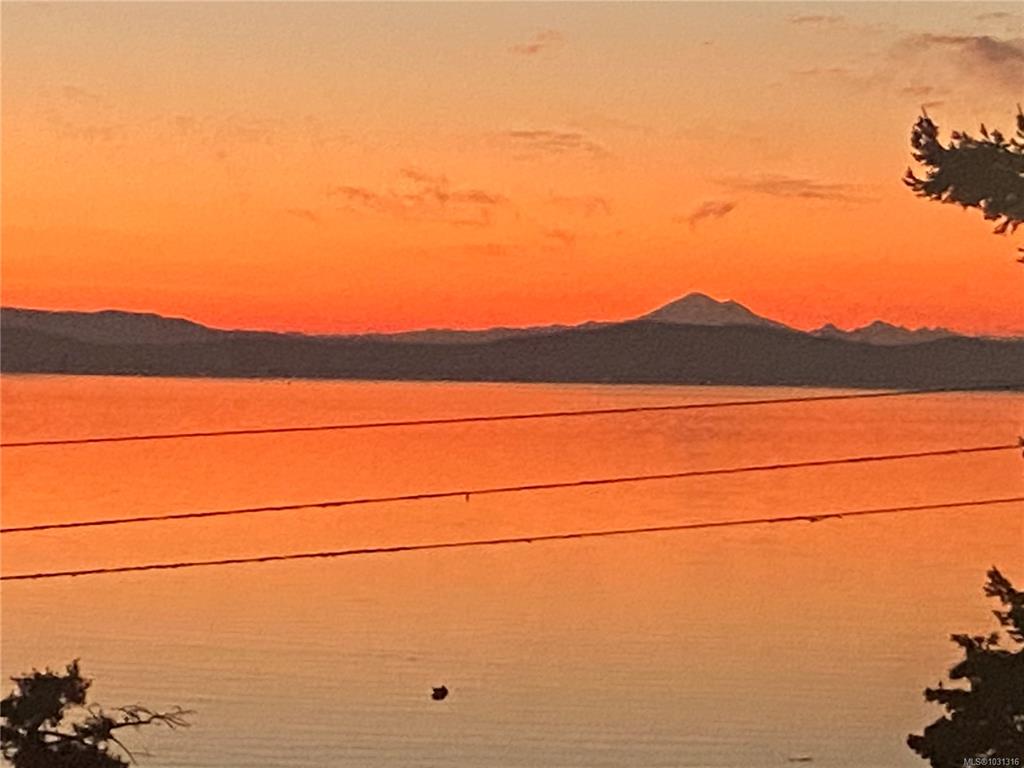 Fifth View of 4964 Lochside Dr, Saanich, BC, V8Y 2E4