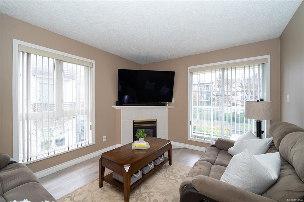 Fifth View of 331 Burnside Rd E, Victoria, BC, V9A 1A6