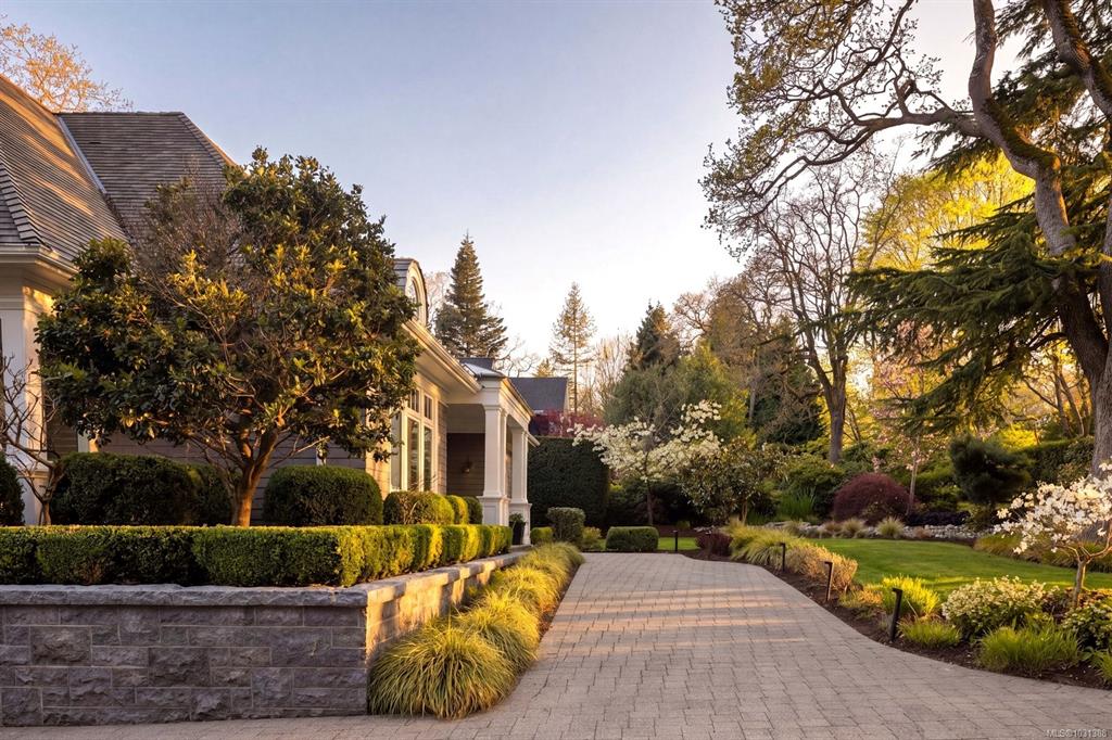 Fifth View of 2545 Lansdowne Rd, Oak Bay, BC, V8R 3P2