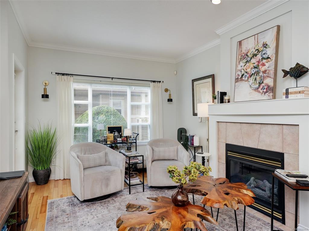 Third View of 2560 Cadboro Bay Rd, Oak Bay, BC, V8R 5J2