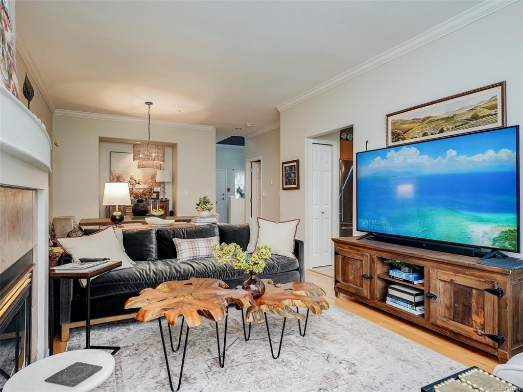 Fifth View of 2560 Cadboro Bay Rd, Oak Bay, BC, V8R 5J2