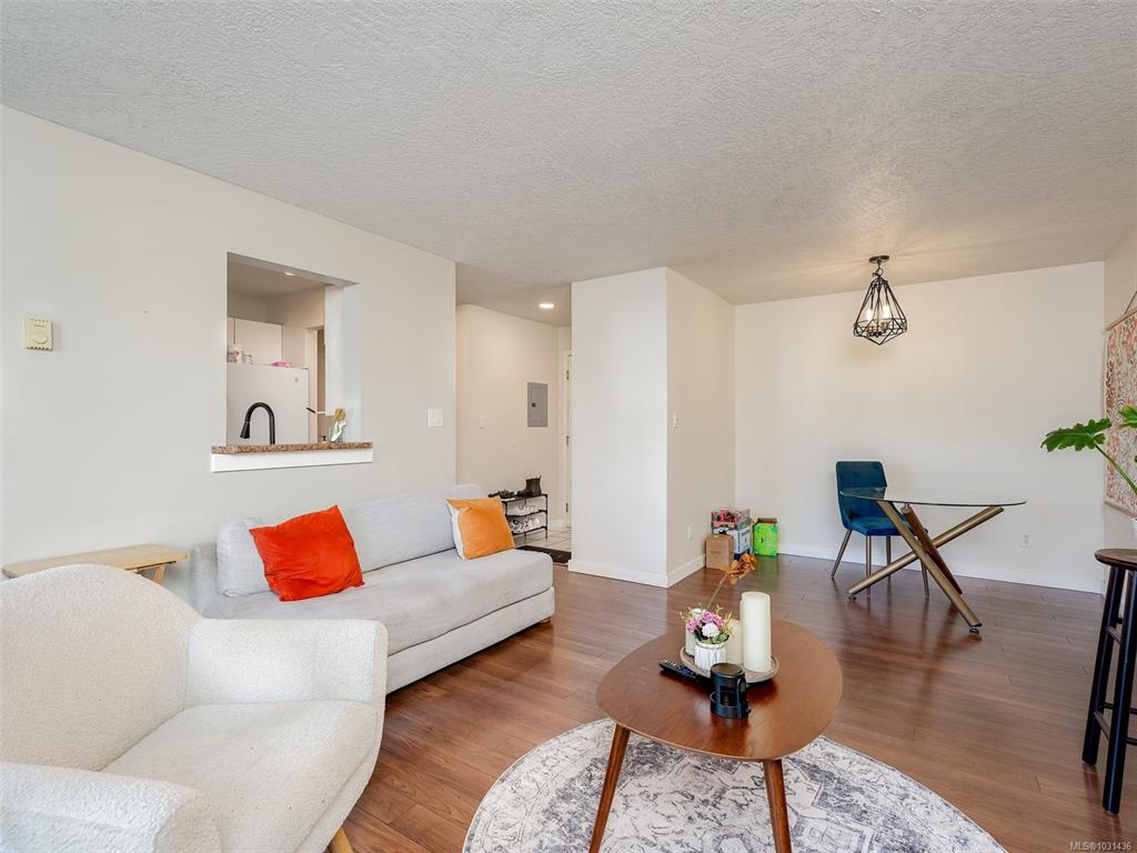 Fifth View of 899 Darwin Ave, Saanich, BC, V8X 2X7