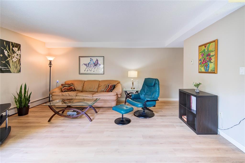 Fifth View of 3800 Quadra St, Uptown Rise, Saanich, BC, V8X 1H8