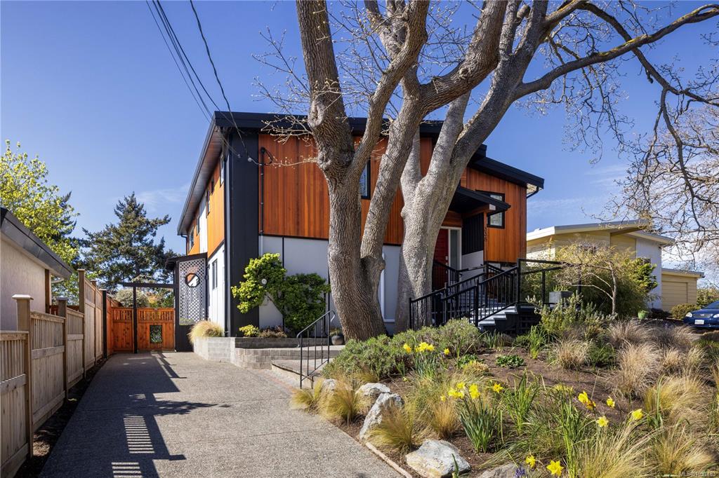 Third View of 338 Foul Bay Rd, Victoria, BC, V8S 4G7