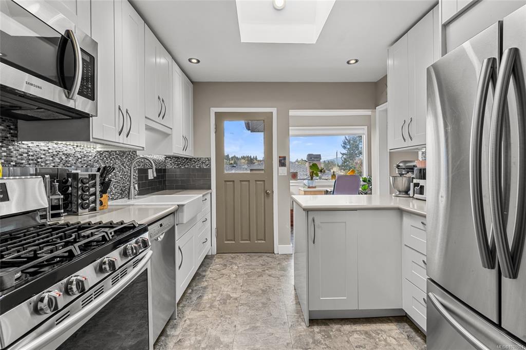 Fifth View of 721 Snowdrop Ave, Saanich, BC, V8Z 2N3