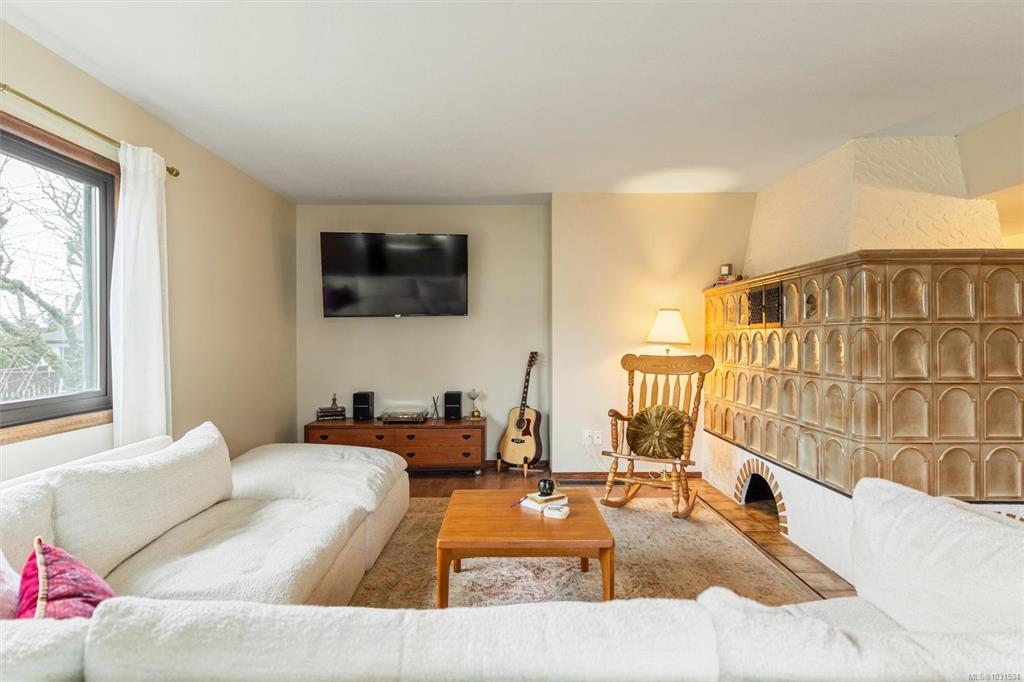 Third View of 891 Lavender Ave, Saanich, BC, V8Z 2M6