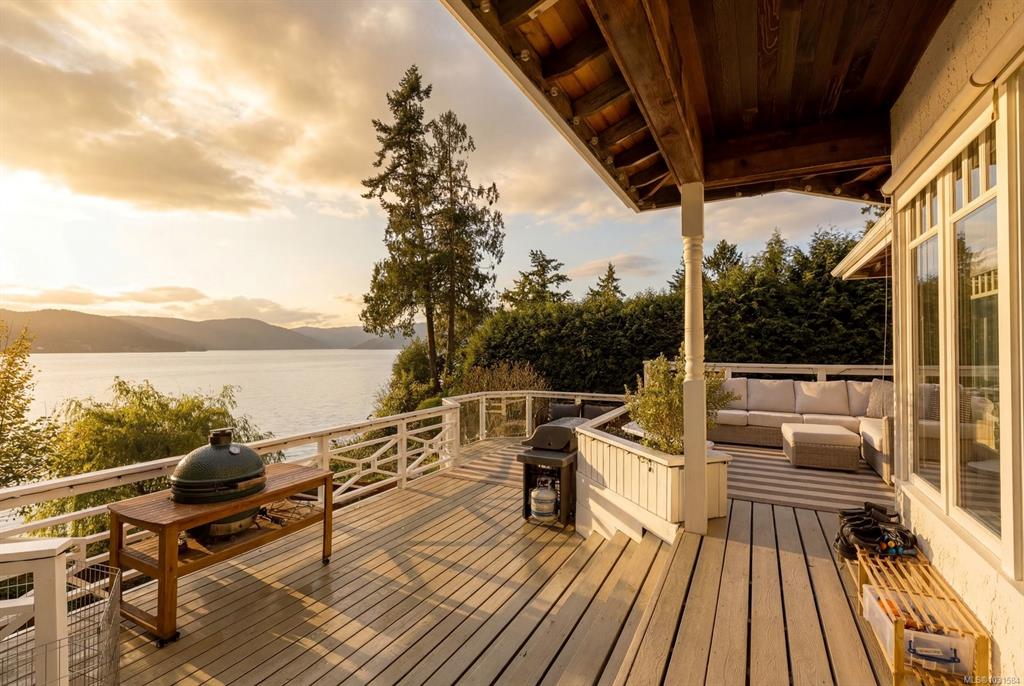 Fifth View of 643 Senanus Dr, Central Saanich, BC, V8M 1S6