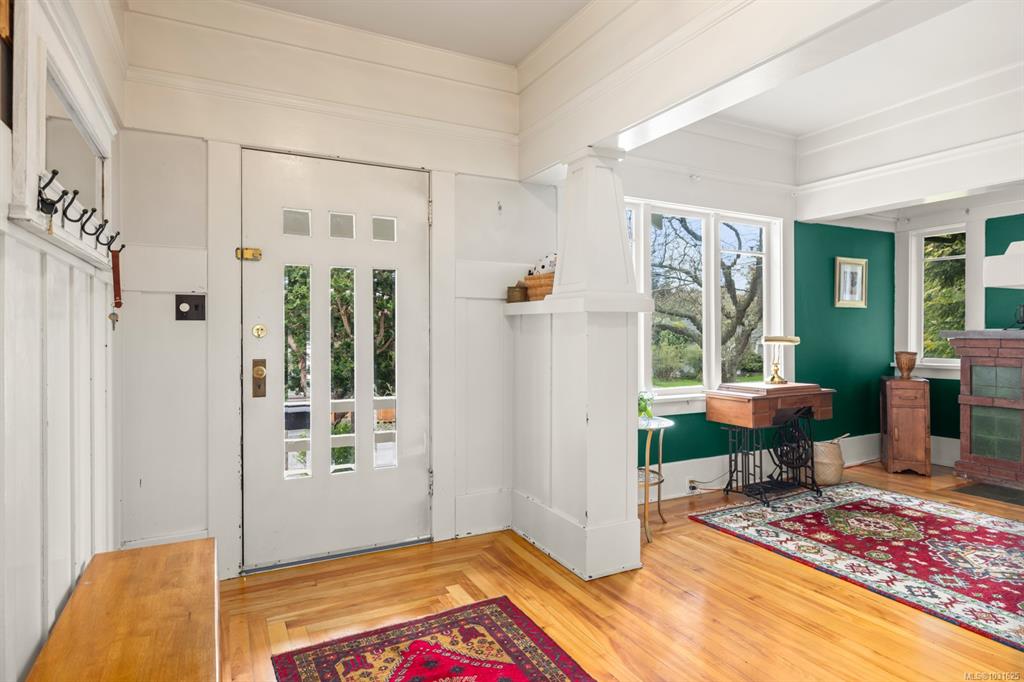 Third View of 886 Maddison St, Victoria, BC, V8S 4C2