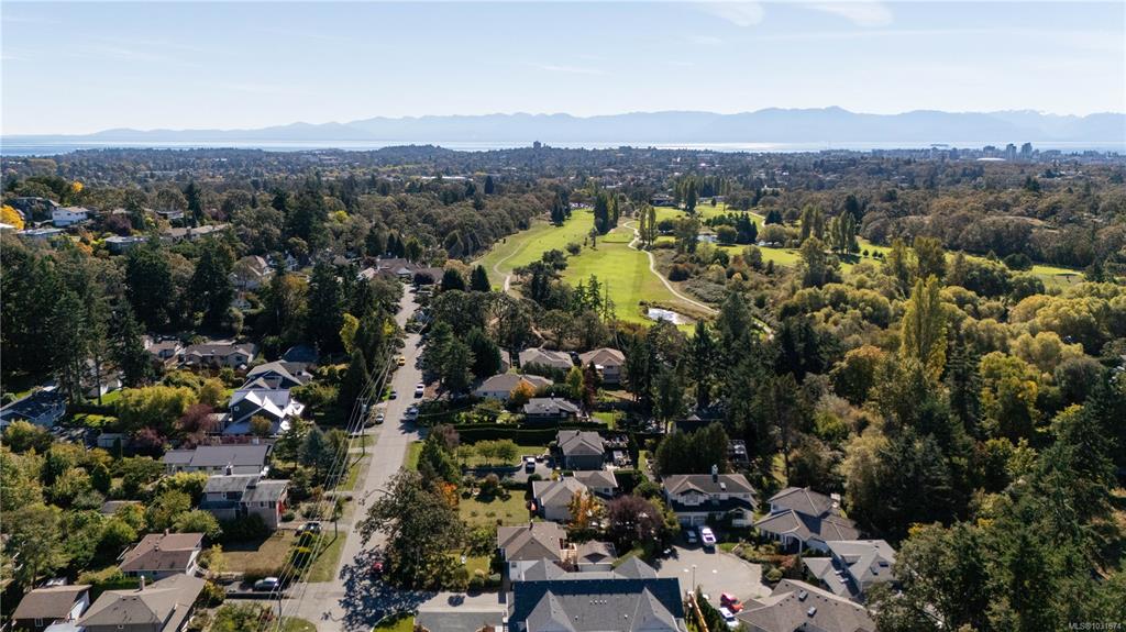 Fourth View of 1395 Epsom Close, Saanich, BC, V8P 5S8