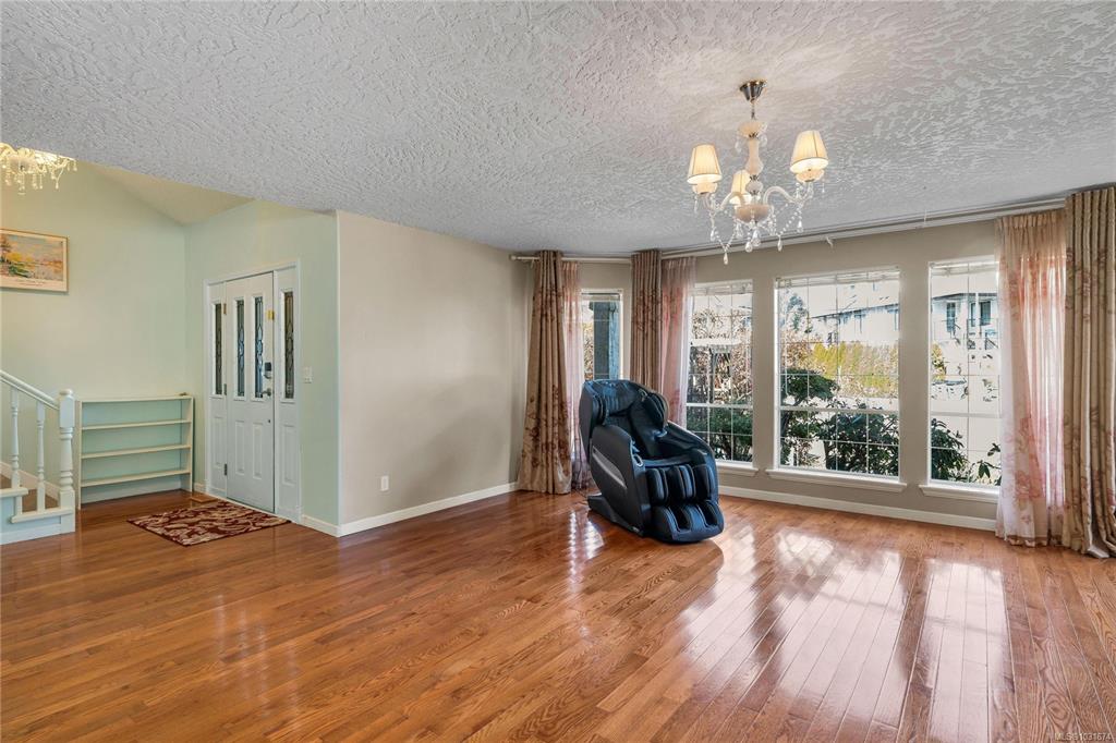 Fifth View of 1395 Epsom Close, Saanich, BC, V8P 5S8