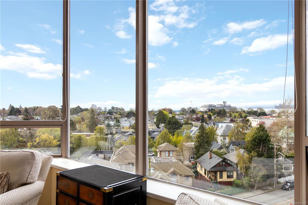 Third View of 630 Montreal St, Victoria, BC, V8V 4Y2