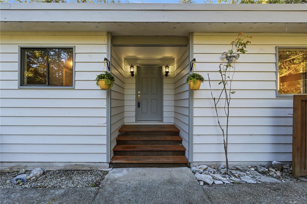 Third View of 1007 Fabrick Dr, Qualicum Beach, BC, V9K 1M9