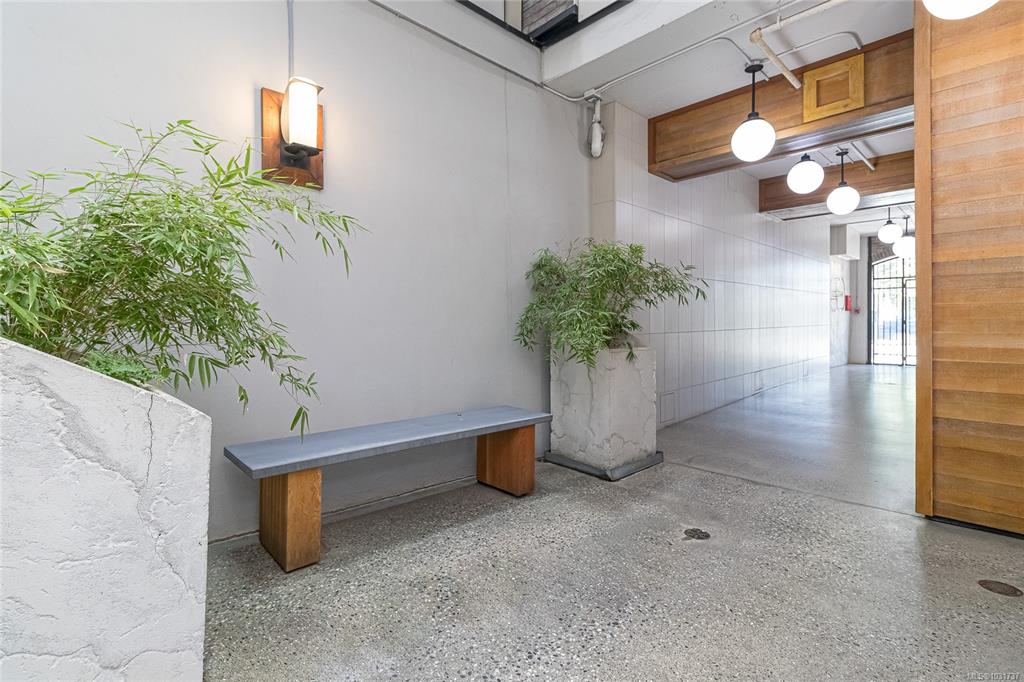 Fifth View of 1121 Fort St, Victoria, BC, V8V 3K9