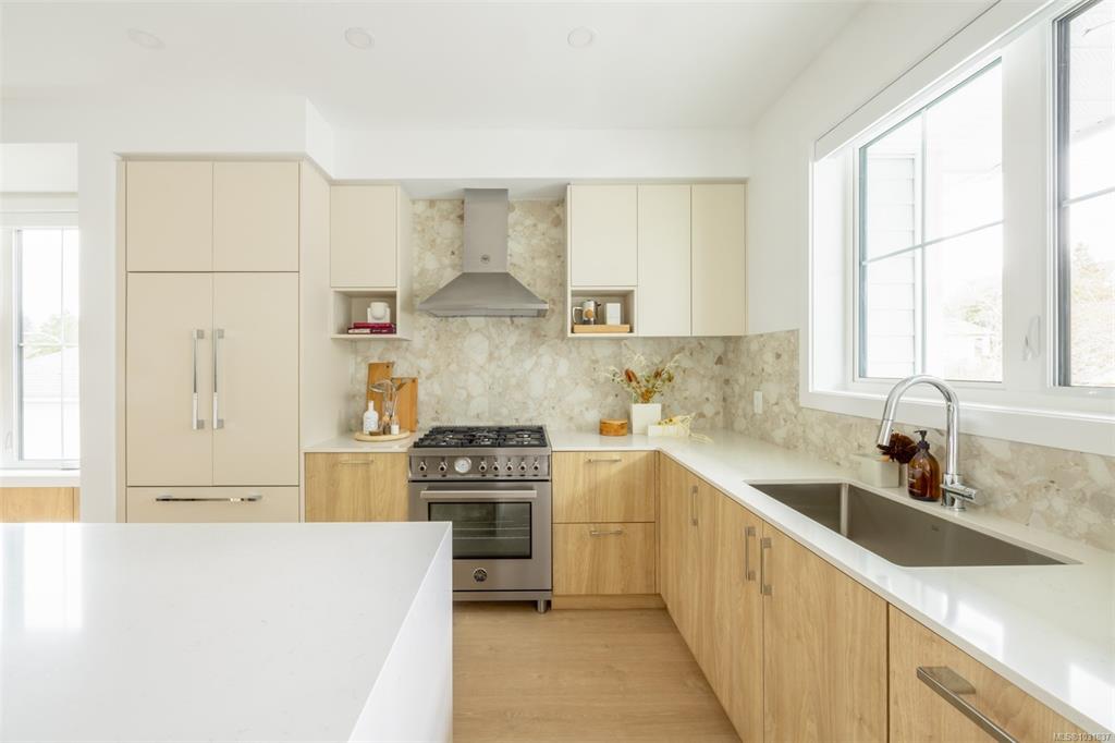 Fifth View of 630 Gorge Rd W, Brooke, Saanich, BC, V9A 1N5