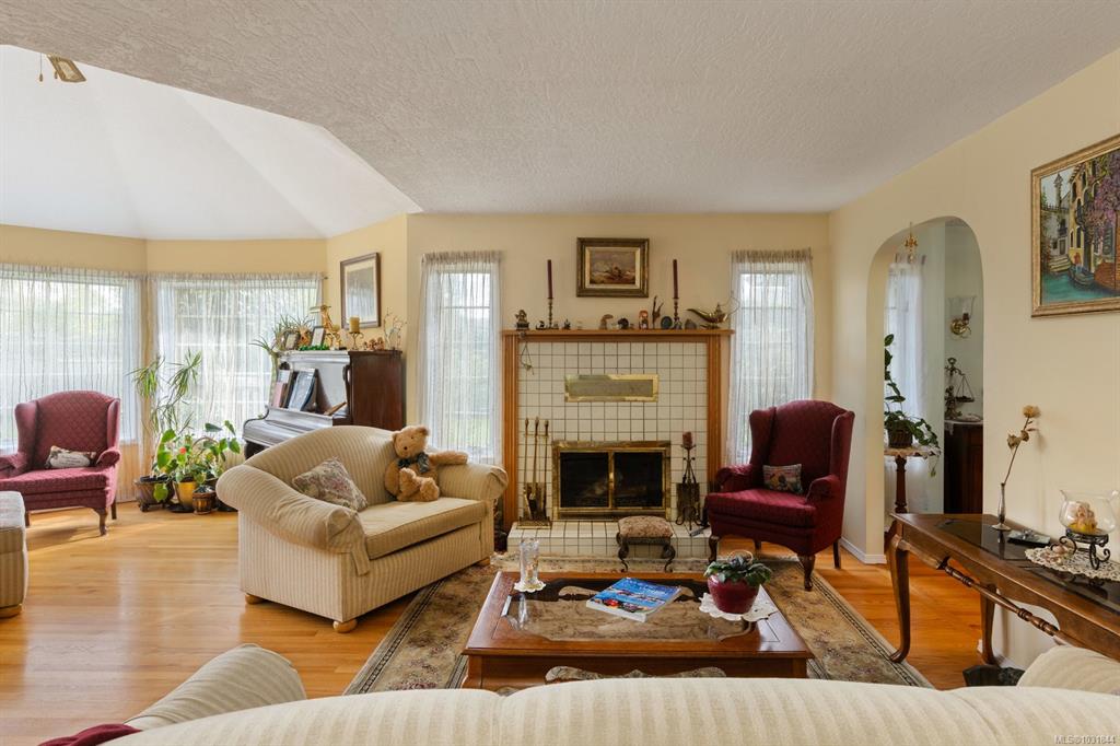 Fifth View of 2832 Cadboro Bay Rd, Oak Bay, BC, V8R 5J9