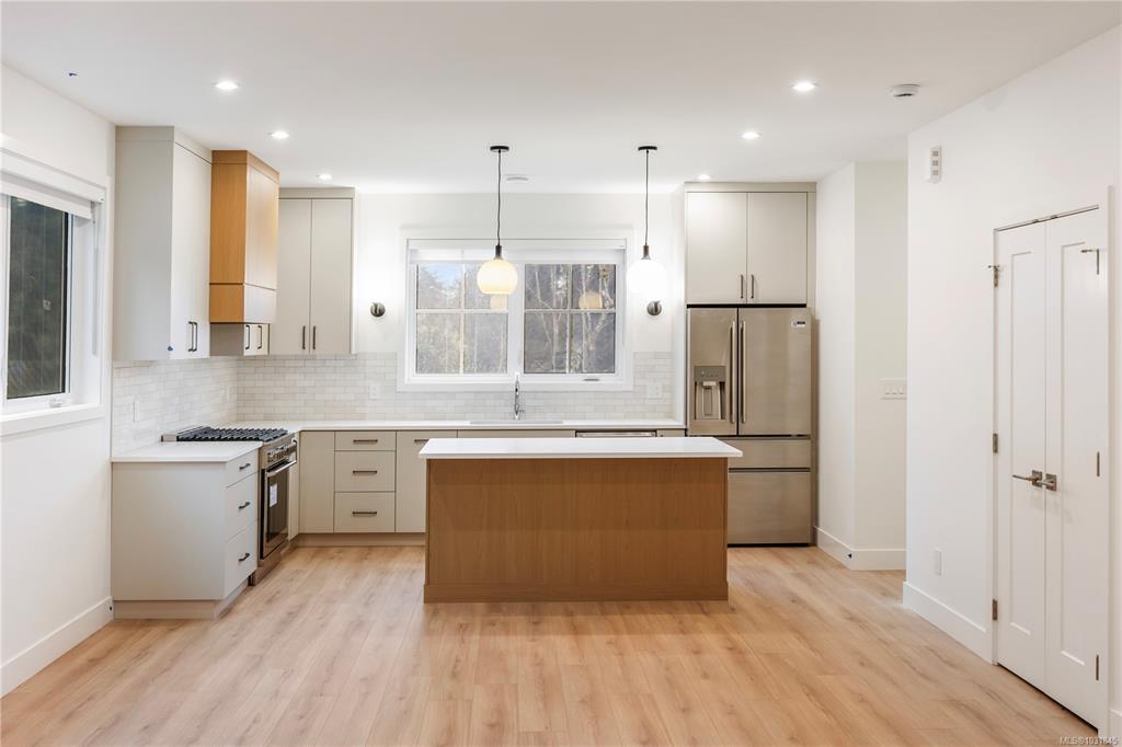 Fifth View of 990 Mcbriar Ave, Saanich, BC, V8X 3M3