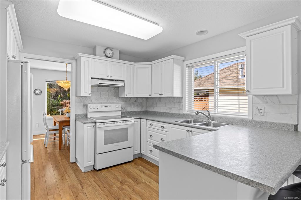 Third View of 850 Arbutus St, Arbutus Park, Qualicum Beach, BC, V9K 2M7