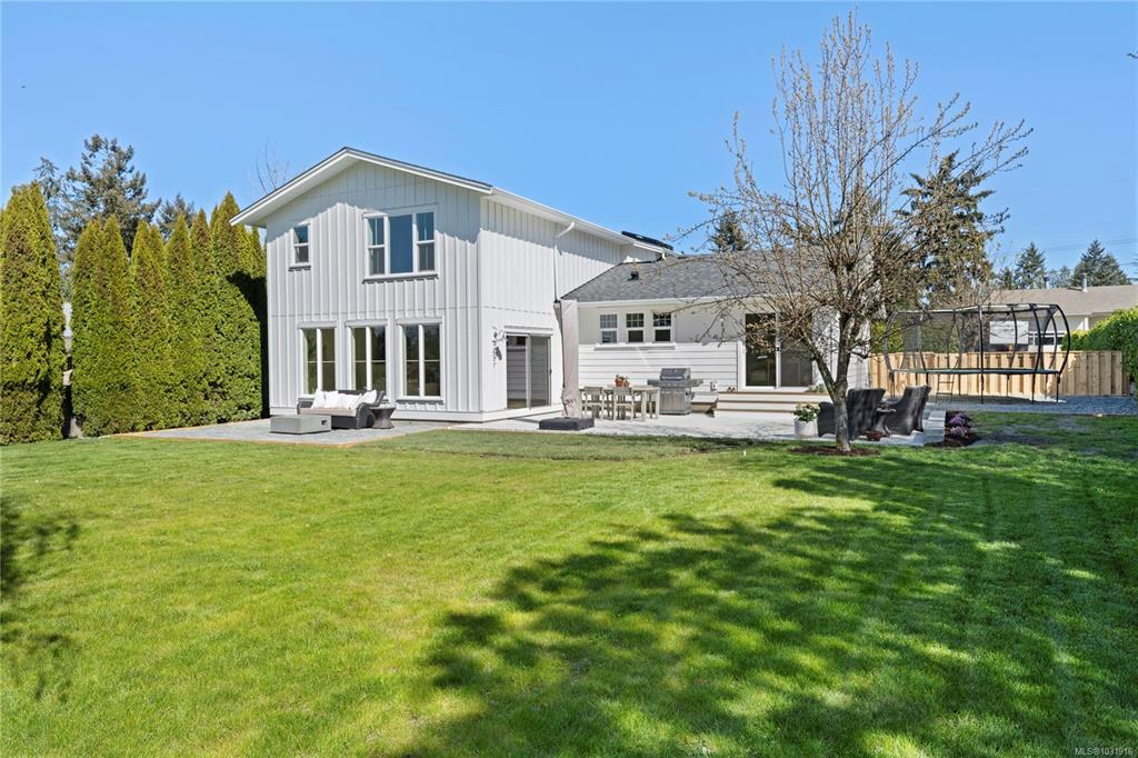 Third View of 7549 Andrea Cres, Lantzville, BC, V0R 2H0