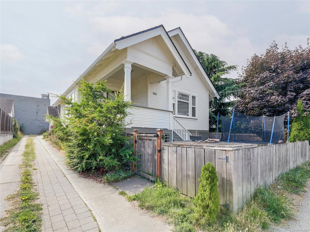 Second View of 951 Caledonia Ave, Victoria, BC, V8T 1E7