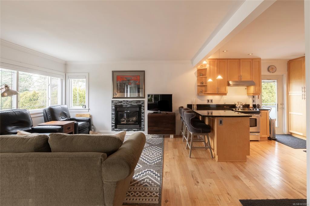 Third View of 870 Pendene Pl, Saanich, BC, V8X 3A1