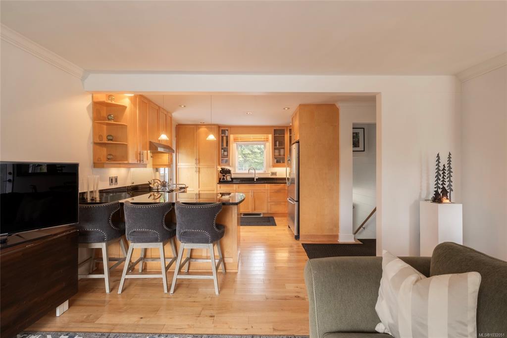 Fifth View of 870 Pendene Pl, Saanich, BC, V8X 3A1