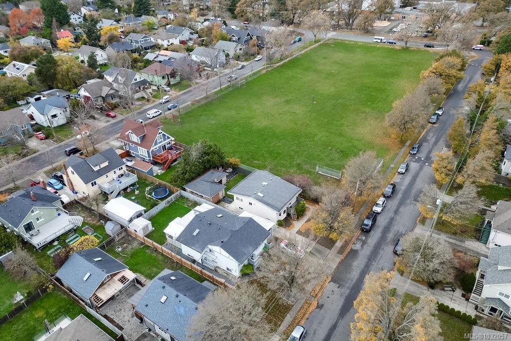 Second View of 2710 Victor St, Victoria, BC, V8R 4E4