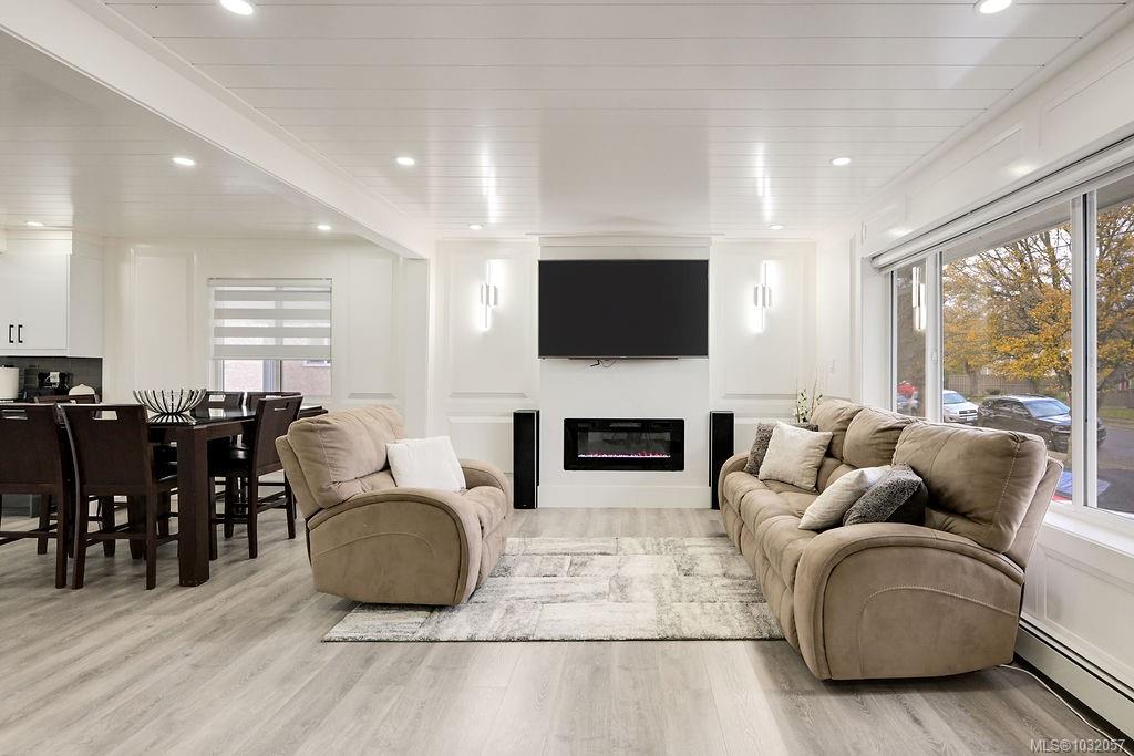 Fifth View of 2710 Victor St, Victoria, BC, V8R 4E4