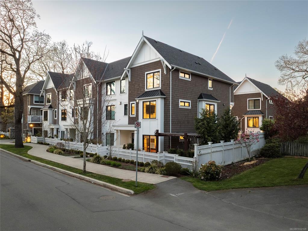 Third View of 1810 Kings Rd, Avery Lane, Saanich, BC, V8R 2P3