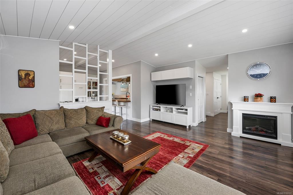 Third View of 3535 Richmond Rd, Saanich, BC, V8P 4P9