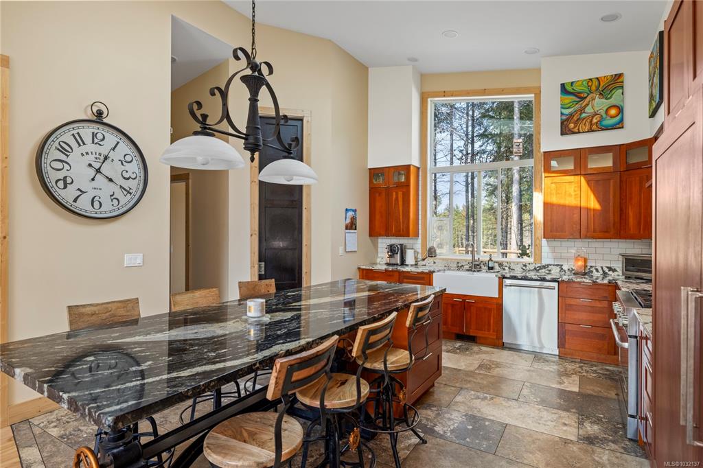 Fifth View of 440 Gilbert Rd, Qualicum Beach, BC, V9K 1V2