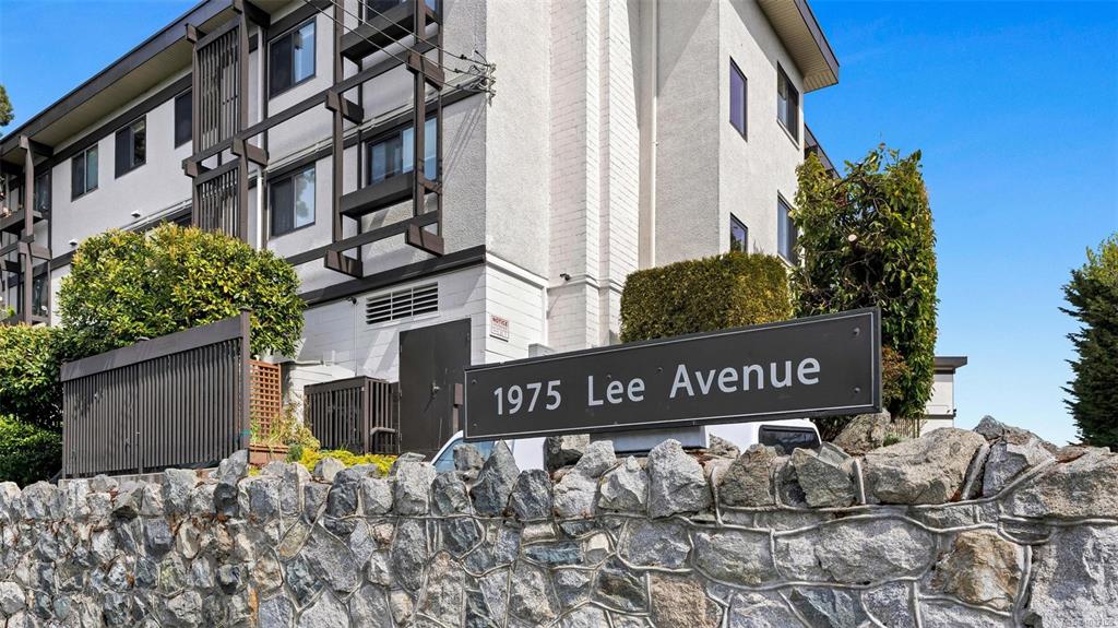 Third View of 1975 Lee Ave, Victoria, BC, V8R 4W9
