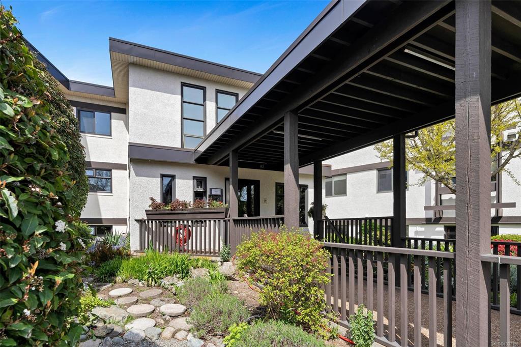 Fifth View of 1975 Lee Ave, Victoria, BC, V8R 4W9