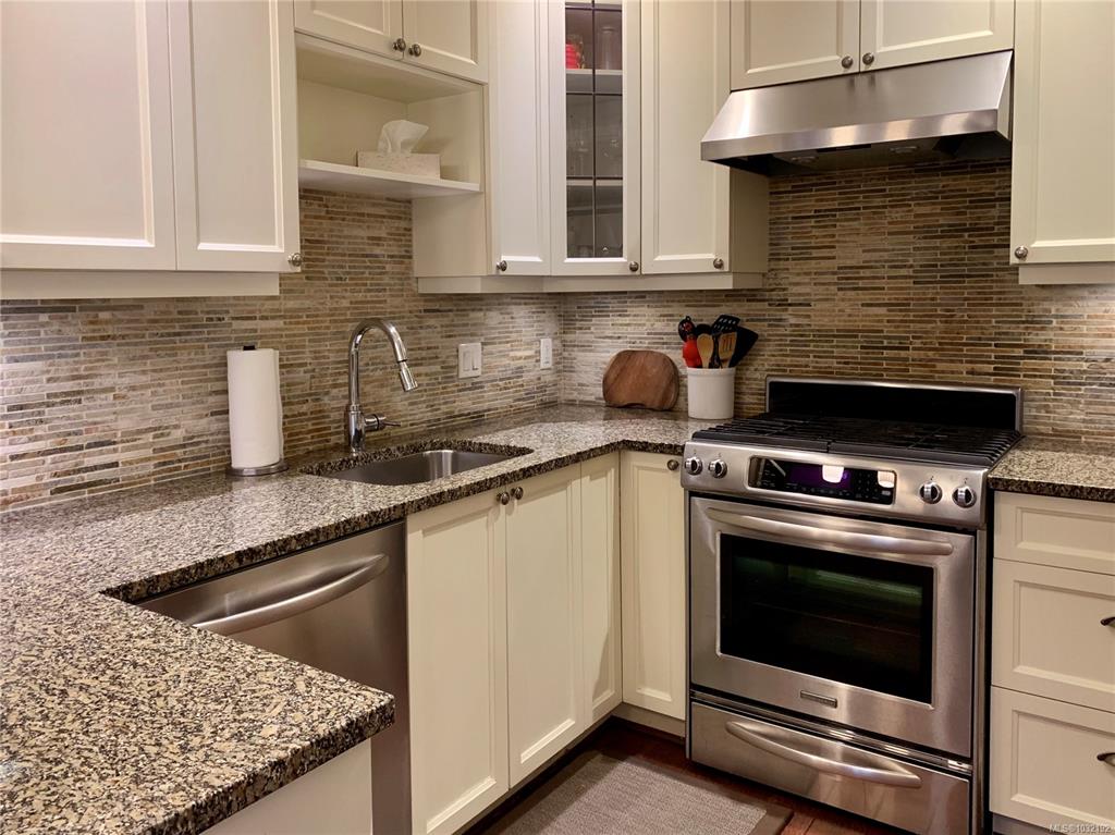 Fourth View of 675 Superior St, Victoria, BC, V8V 1V1