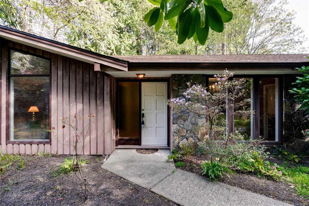 Fifth View of 780 Helvetia Cres, Saanich, BC, V8Y 1X1