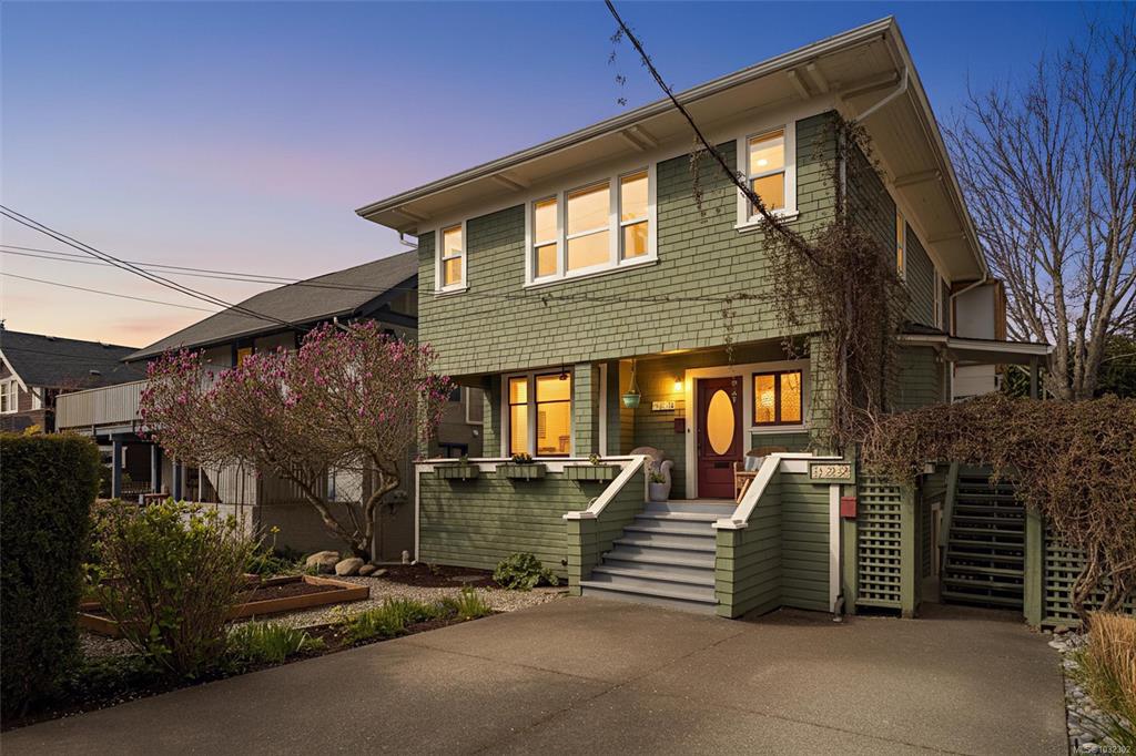 Main View of 320 Moss St, Victoria, BC, V8V 4M9